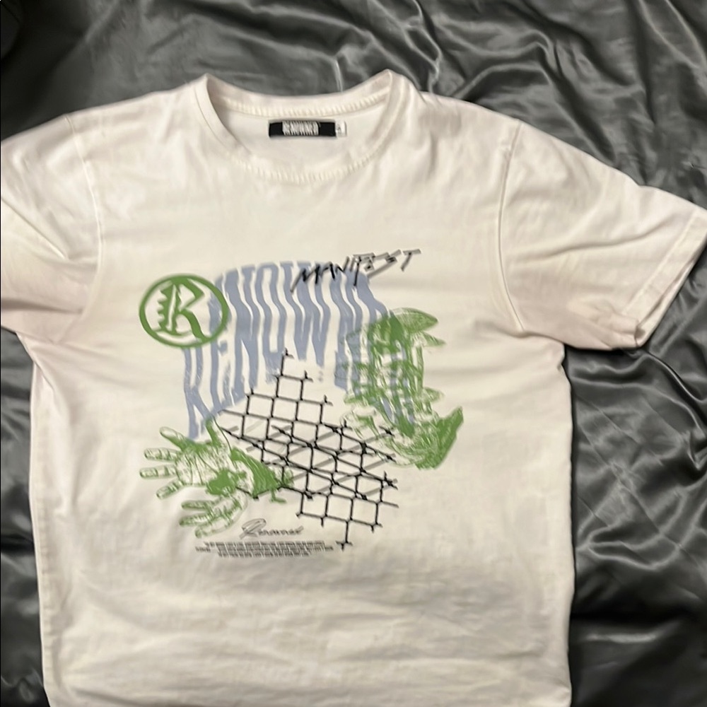 Renowned Graphic Tee worn a dozen times amazing condition not very much wear